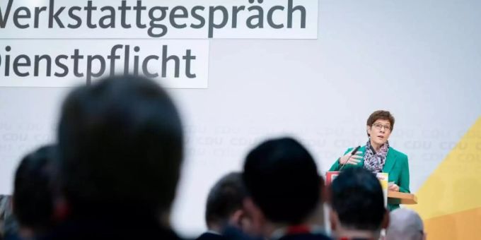 Der Wissenschaftliche Dienst des Bundestages kommt 2016 zu dem Schluss: «Die Einführung einer allgemeinen Dienstpflicht in Deutschland ... würde ... gegen das Verbot der Zwangsarbeit» nach der Europäischen Konvention zum Schutz der Menschenrechte und Grundfreiheiten (EMRK) verstossen. Foto: Kay Nietfeld/dpa Der Wissenschaftliche Dienst des Bundestages kommt 2016 zu dem Schluss: «Die Einführung einer allgemeinen Dienstpflicht in Deutschland ... würde ... gegen das Verbot der Zwangsarbeit» nach der Europäischen Konvention zum Schutz der Menschenrechte und Grundfreiheiten (EMRK) verstossen. Foto: Kay Nietfeld/dpa
