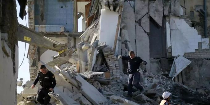 Nach einem Erdbeben durchsuchen Rettungskräfte ein zerstörtes Gebäude. Foto: Visar Kryeziu/AP/dpa Nach einem Erdbeben durchsuchen Rettungskräfte ein zerstörtes Gebäude. Foto: Visar Kryeziu/AP/dpa