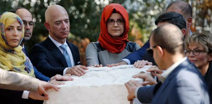Jeff Bezos (3.v.l), Inhaber der Washington Post, Hatice Cengiz (4.v.l), Verlobte des getöteten saudischen Journalisten Jamal Kashoggi, und dessen Kollegen stehen um den weissen Marmorblock. 1. Jahrestag Khashoggi