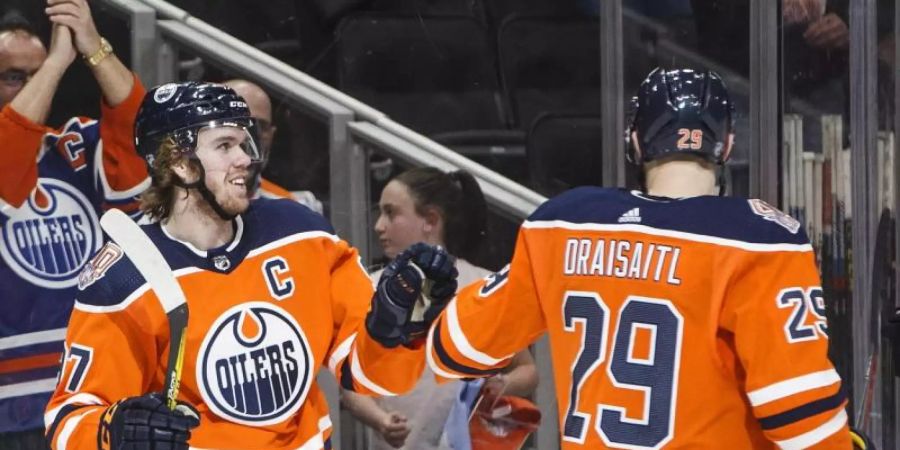 Leon Draisaitl und Connor McDavid feiern einen Treffer der Edmonton Oilers. Foto: Jason Franson/The Canadian Press/dpa