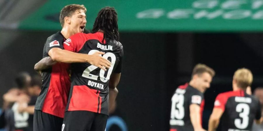 Die Berliner Niklas Stark (l) und Dedryck Boyata (2.v.l) freuen sich über das 3:0 in Köln. Foto: Marcel Kusch