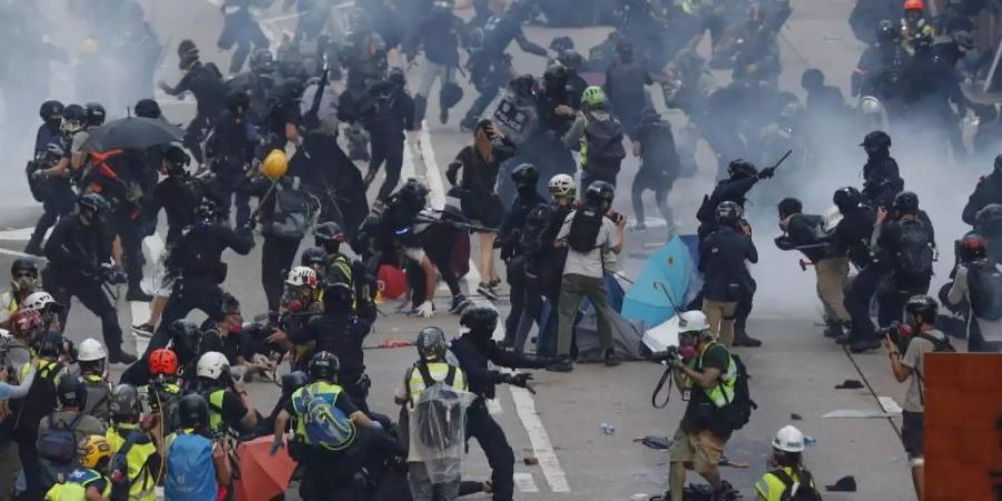 Am Sonntag kam es in Hongkong erneut zu Zusammenstössen zwischen Demonstranten und der Polizei. Foto: Gemunu Amarasinghe/AP