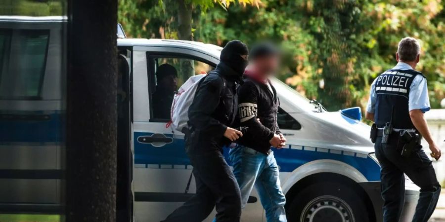 Angeklagter wird in vergangenem Jahr abgeführt