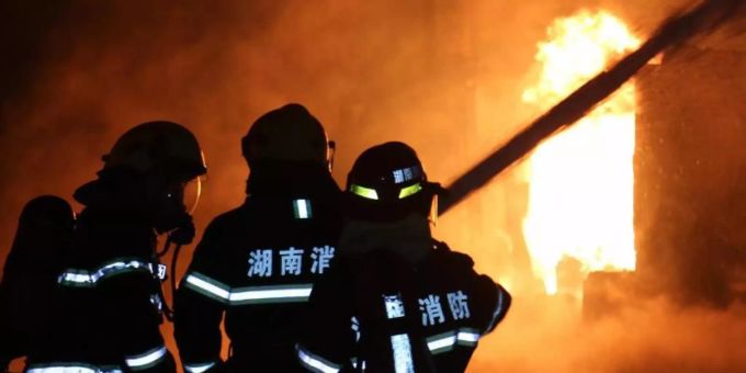 Chinesische Feuerwehrleute beim Kampf gegen die Flammen. Symbolbild: Guo Quan/epa Foto: Guo Quan Chinesische Feuerwehrleute beim Kampf gegen die Flammen. Symbolbild: Guo Quan/epa Foto: Guo Quan