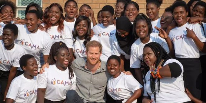 Der britische Prinz Harry (M) zu Besuch beim Frauenchor des Nalikule College of Education in Lilongwe. Foto: Dominic Lipinski/PA Wire Der britische Prinz Harry (M) zu Besuch beim Frauenchor des Nalikule College of Education in Lilongwe. Foto: Dominic Lipinski/PA Wire