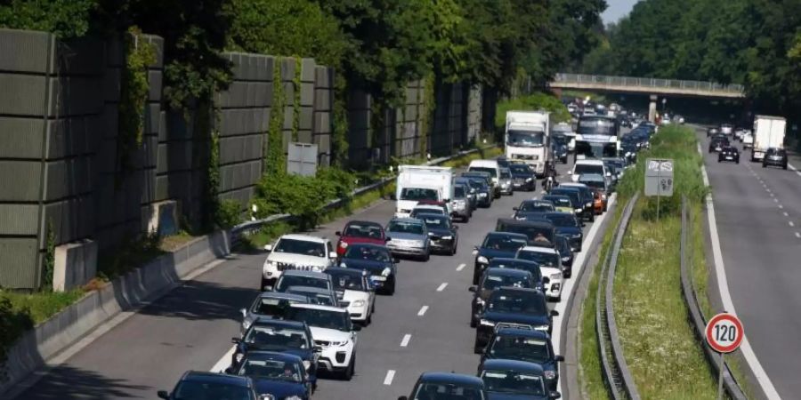Die A 24 soll bis zum Jahr 2022 verbreitert werden. Für die Bauarbeiten wird Freitagabend (22.00 Uhr) bis Montag (05.00 Uhr)eine Vollsperrung durchgeführt. Foto: Daniel Bockwoldt/dpa