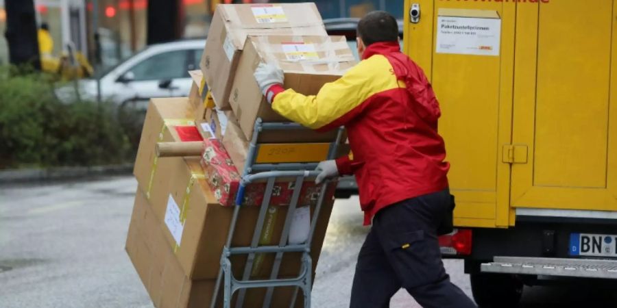 Paketbote bei der Arbeit
