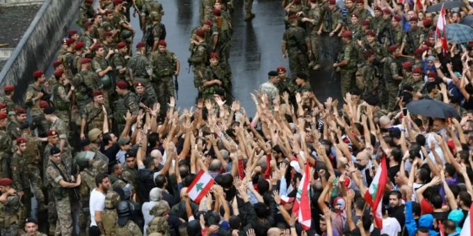 Demonstranten und Soldaten im Norden Beiruts am Mittwoch Demonstranten und Soldaten im Norden Beiruts am Mittwoch