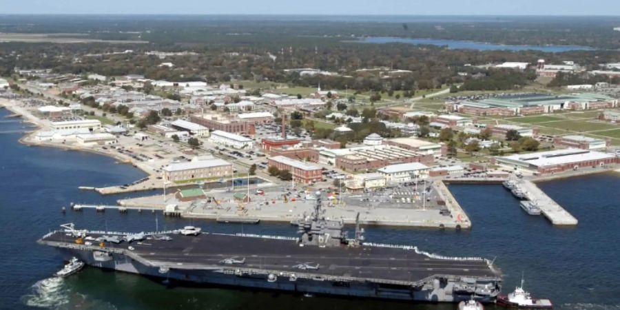 US-Flugzeugträger vor Stützpunkt Pensacola