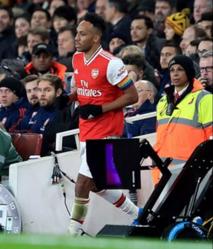 Erst nach fünf Minuten kehrte er auf den Platz zurück. Pierre-Emerick Aubameyang