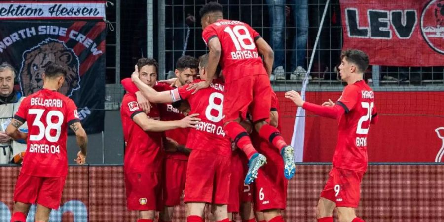 Leverkusens Mannschaft bejubelt den Führungstreffer gegen den FC Schalke 04. Foto: Guido Kirchner