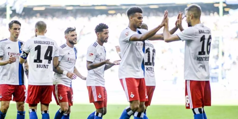 Hamburgs Spieler feiern den Treffer zum zwischenzeitlichen 2:0. Foto: Axel Heimken