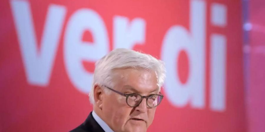 Bundespräsident Frank-Walter Steinmeier spricht zur Eröffnung des Verdi-Bundeskongresses in Leipzig. Foto: Sebastian Willnow