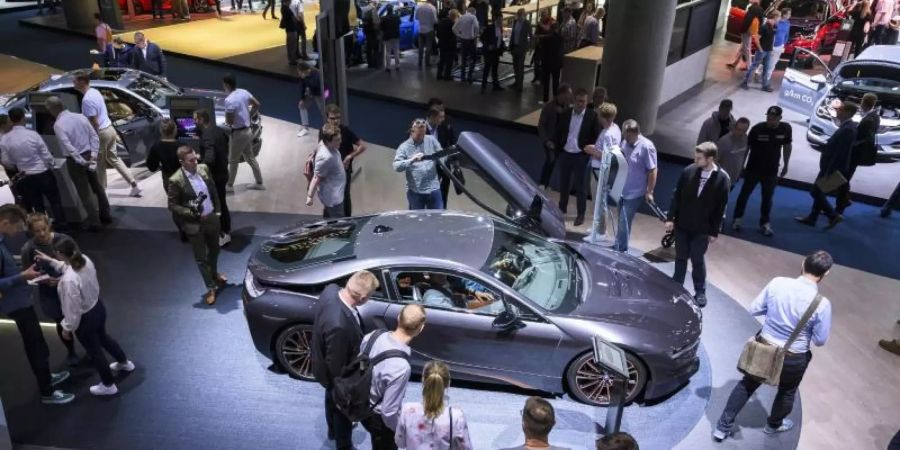 Besucher der IAA schauen sich auf dem Messestand von BMW um. Foto: Silas Stein