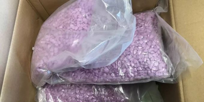 Als das Ehepaar das Paket öffnete, erblickte sie diese Ecstasy-Tabletten. ecstasy