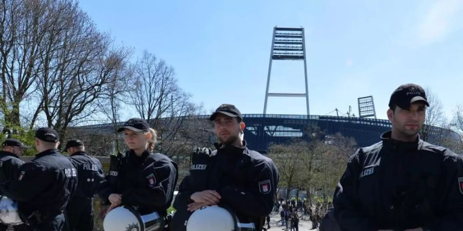 Polizeieinsatz vor dem Weserstadion in Bremen. Foto: Carmen Jaspersen/dpa