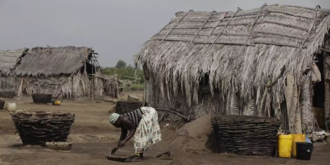 Eine Einwohnerin von Benin bei der Salzgewinnung. (Symbolbild) benin