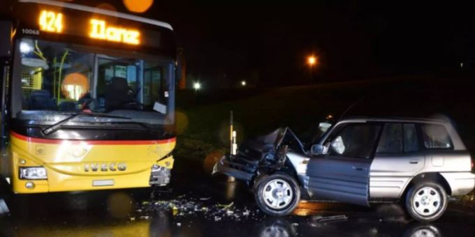 Auf der Oberalpstrasse in Rueun ist es am Freitagabend zu einer Frontalkollision zwischen einem Personenwagen und einem Postauto gekommen. Eine Person wurde dabei verletzt. postauto