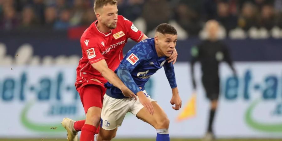 Union Berlins Marvin Friedrich (links) lässt gegen den Schalker Amine Harit nicht locker