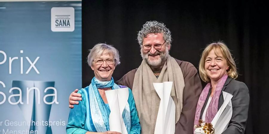 Mönch mit zwei Damen: Fra Martino Dotta (Mitte), flankiert von Anna Maria Sury (links) und Margaretha Rieser (rechts) nach der Übergabe des Prix Sana 2019.