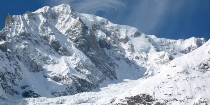 Der Mont Blanc ist der höchste Berg Europas. Immer wieder kommt es hier zu Lawinenabgängen. mont blanc