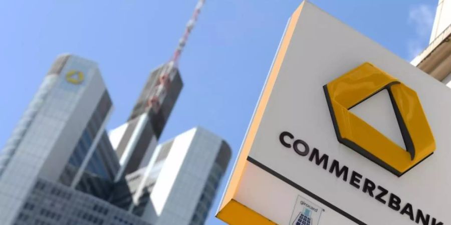 Dass die Commerzbank die Negativzinsen an einen grösseren Kundenkreis als bisher weitergeben wird, hatte Finanzvorstand Stephan Engels vor zwei Wochen angekündigt. Foto: Arne Dedert/dpa