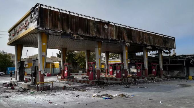 Eine bei Protesten gegen die Verteuerung und Rationierung von Benzin abgebrannte Tankstelle. iran demo
