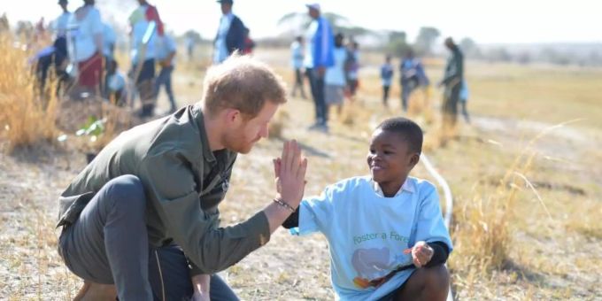 Prinz Harry hilft Schülern, Bäume im Chobe-Nationalpark in Botsuana zu pflanzen. Foto: Dominic Lipinski/PA Wire Prinz Harry