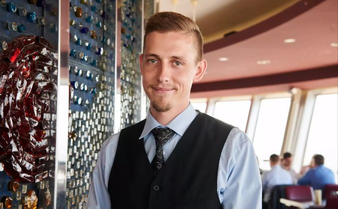 Stephan Vogel arbeitet im Drehrestaurant des Berliner Fernsehturms. Etwa 1,6 Millionen Besucher werden dort pro Jahr bedient. berliner fernsehturm