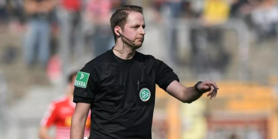 Schiedsrichter Thomsen hat die deutlichen Vorwürfe von Paderborns Geschäftsführer Sport Przondziono zurückgewiesen. Foto: Silas Stein/dpa