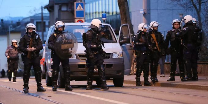 Die Polizei setzte Gummischrot ein und konnte so eine Auseinandersetzung zwischen den FCZ- und den Sion-Fans verhindern. (Archivbild) stadtpolizei zürich