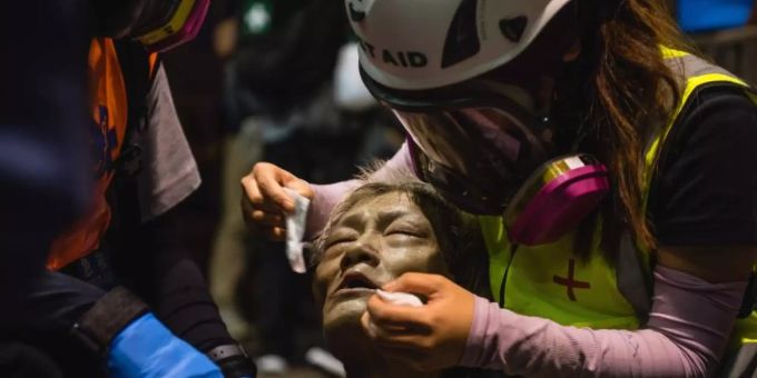 Ein Obdachloser wird von medizinischen Helfern behandelt, nachdem er während einer Demonstrationen von Tränengas getroffen wurde. Foto: Aidan Marzo/SOPA Images via ZUMA Wire/dpa Hongkong