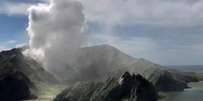 Der Vulkan auf White Island bricht aus. Vulkanausbruch auf neuseeländischer Insel