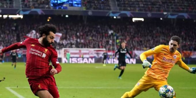 Mohamed Salah (l) vom FC Liverpool erzielt gegen Salzburgs Keeper das Tor zum 2:o:. Foto: John Walton/PA Wire/dpa