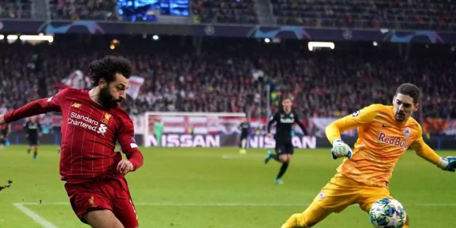 Mohamed Salah (l) vom FC Liverpool erzielt gegen Salzburgs Keeper das Tor zum 2:o:. Foto: John Walton/PA Wire/dpa