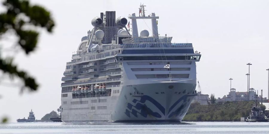 Das Kreuzfahrtschiff Coral Princess mit zwei am Coronavirus gestorbenen Passagieren legt im Hafen von Miami an.