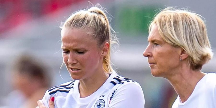 Fussball-Nationalspielerin und Uni-Dozentin unisono: Turid Knaak (l). Foto: David Inderlied/dpa