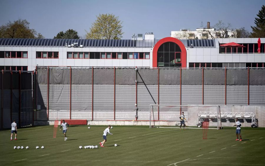 Auf dem Trainingsgelände des FC Bayern München herrsch viel Betrieb.