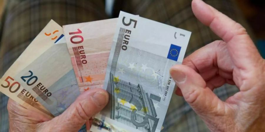 Laut der Umfrage befürchtet ein Drittel stark, dass die private Altersvorsorge an Wert verliert. Foto: picture alliance / dpa