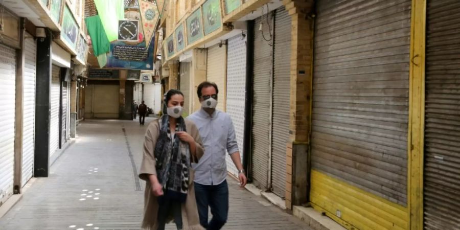 Ein Paar auf einem geschlossenen Markt in Teheran