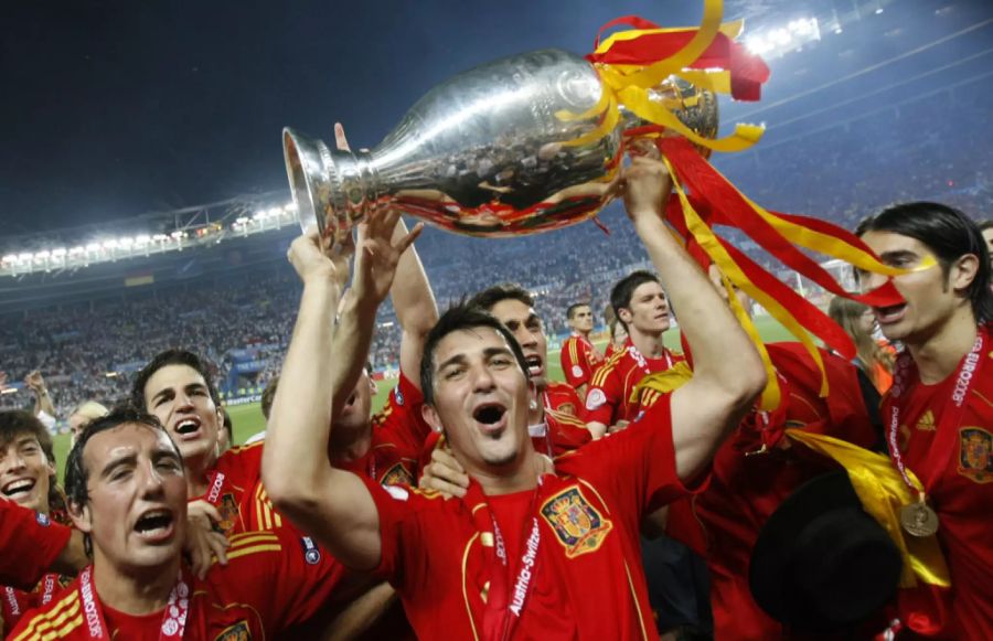 Die Spanier sind mit drei Titeln Rekord-Europameister. Hier feiern David Villa (mit Pokal) und Co. den Triumph 2008 an der EM in der Schweiz und Österreich.