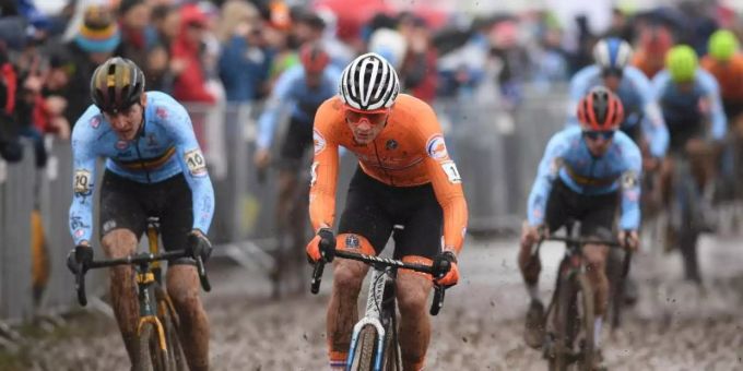 Mathieu van der Poel (M) hat sich den dritten Cross-WM-Titel seiner Karriere gesichert. Foto: David Stockman/BELGA/dpa Mathieu van der Poel (M) hat sich den dritten Cross-WM-Titel seiner Karriere gesichert. Foto: David Stockman/BELGA/dpa