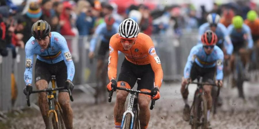 Mathieu van der Poel (M) hat sich den dritten Cross-WM-Titel seiner Karriere gesichert. Foto: David Stockman/BELGA/dpa