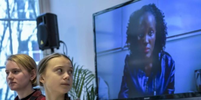 Thunberg (M.) bei der Pressekonferenz mit Nakate (r.). Greta Thunberg