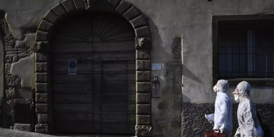 Hausbesuche im norditalienischen Bergamo, einer Region, die von der Corona-Krise am heftigsten betroffen ist. Noch gibt es keine gemeinsame finanzpolitische Krisenhilfe, auf die sich die EU-Länder hätten einigen können. Foto: Claudio Furlan/LaPresse/dpa
