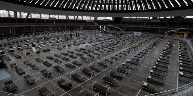 Serbische Soldaten stellen innerhalb der Belgrader Messe Betten für die Behandlung von COVID-19-infizierten Patienten auf. Coronavirus - Serbien