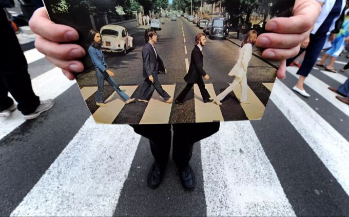 Das originale Albumcover, und im Hintergrund die Abbey Road, wie sie heute aussieht. Abbey Road
