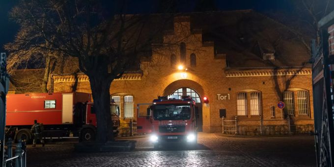 Einsatzfahrzeuge der Feuerwehr verlassen am Morgen die Justiz-Vollzugsanstalt Tegel. Brand in JVA Tegel