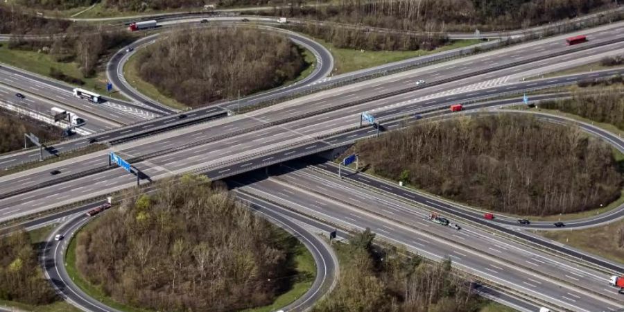 Ein Verkehrsknotenpunkt bei Frankfurt am Main. Hier kreuzen sich die Autobahnen 661 und A3. Foto: Uli Deck/dpa