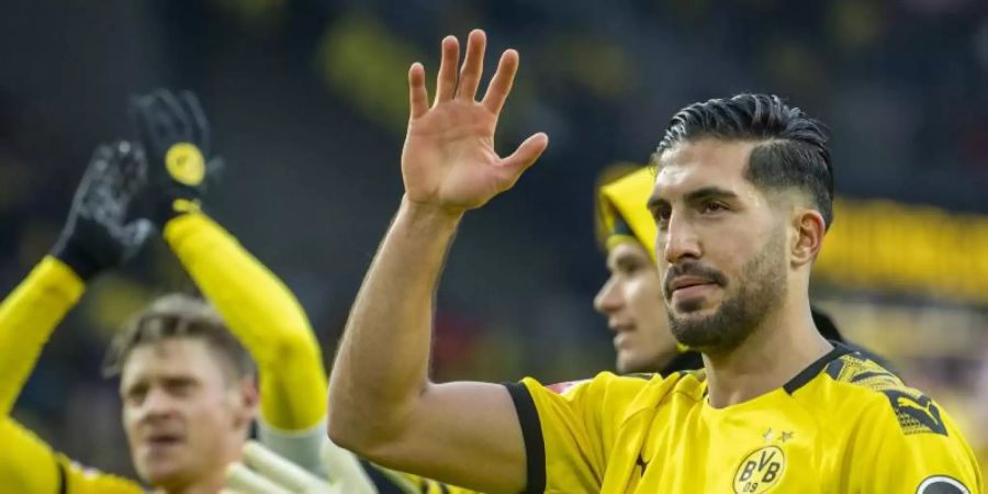 Auch BVB-Star Emre Can (r) wird ab Montag in Zweier-Gruppen trainieren. Foto: David Inderlied/dpa